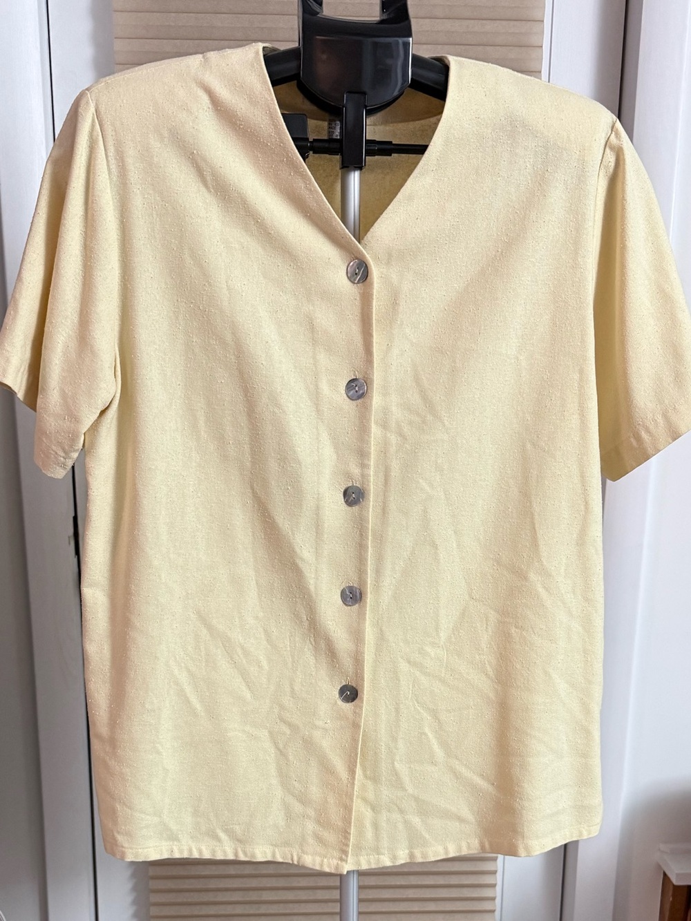 VTG 90s 100% silk textured Buttery Yellow Milano Design Group S button blouse